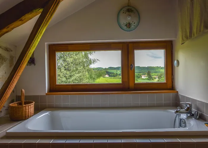 Hilltop Haven In Parlan Hébergement de vacances Le Sartre