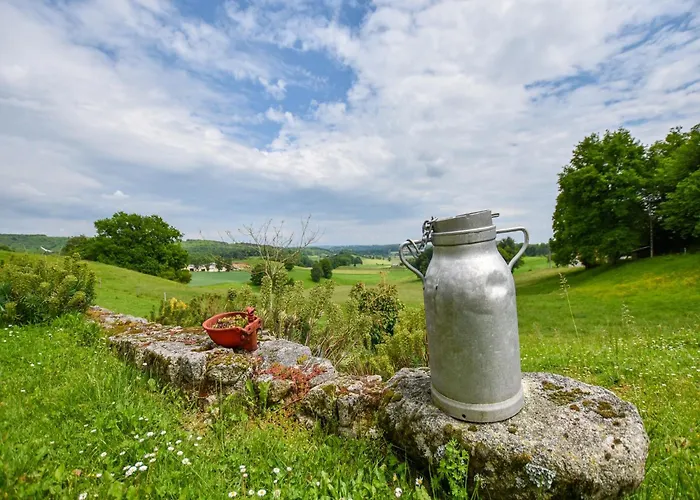 Hilltop Haven In Parlan Hébergement de vacances Le Sartre