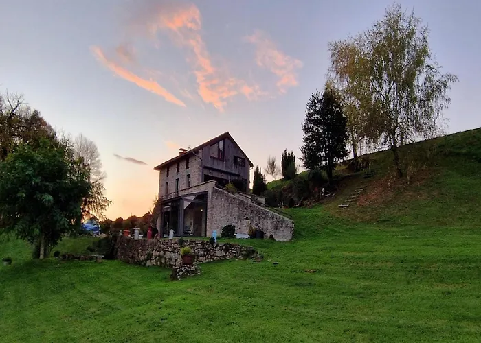 Hilltop Haven In Parlan Hébergement de vacances *