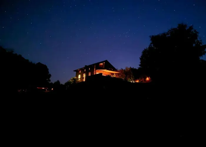 Hilltop Haven In Parlan Hébergement de vacances Le Sartre